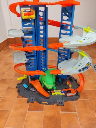 Circuito Hot Wheels Garage con Dinosaurio