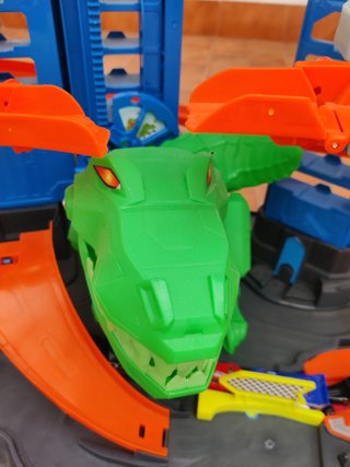 Circuito Hot Wheels Garage con Dinosaurio
