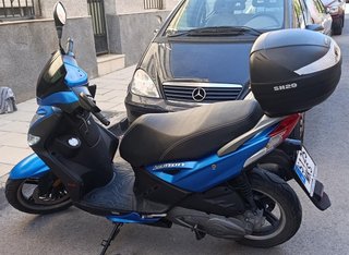 Moto Scooter 125cc Azul y negra