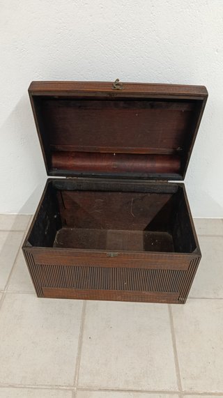 Baúl de mimbre y madera