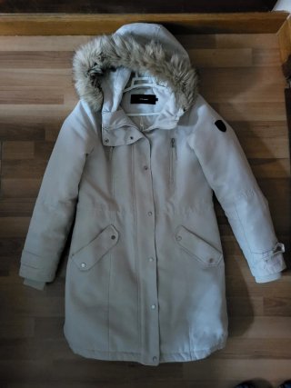 Parka VERO MODA beige con capucha.