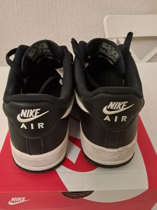 Nike Air Force. Blancas y negras Talla 46