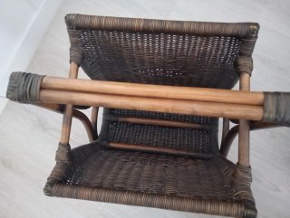 Revistero de mimbre y madera.Mide 45x43x40cm.
