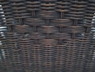 Revistero de mimbre y madera.Mide 45x43x40cm.