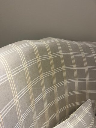 Butaca orejera tapizada gris y blanco