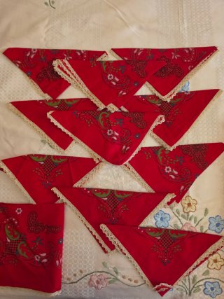 Tovaglia e tovaglioli rossi con pizzo