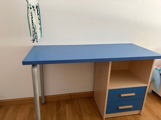 Escritorio azul con cajonera: 2 cajones y estante