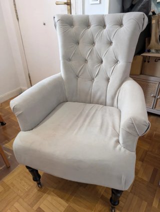 Sillón orejero tela gris claro. Ligero y cómodo