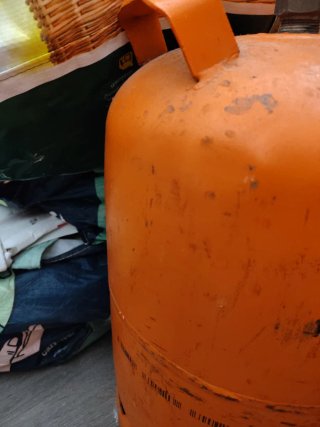 Botella de gas naranja para camping