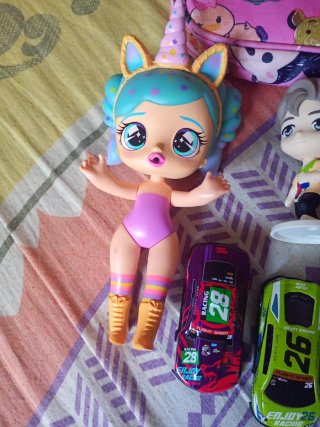 Lote Juguetes: Muñeca, Figuras y Coches