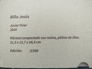 Escultura de bebé de mármol