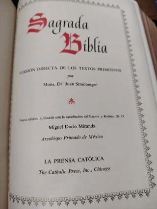 Antiguo libro de La sagrada Biblia