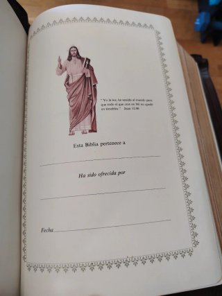Antiguo libro de La sagrada Biblia
