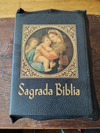 Antiguo libro de La sagrada Biblia