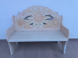 Banco de madera tallado con flores
