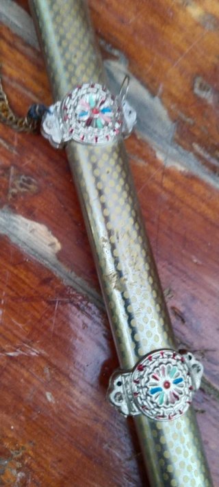 Espada decorativa con adornos