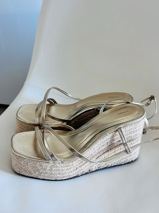 Sandalias cuña doradas Lefties