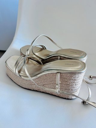 Sandalias cuña doradas Lefties