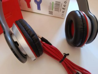 Auriculares Grises y Rojos