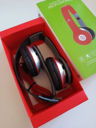 Auriculares Grises y Rojos