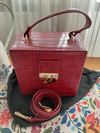 Elegante bolso rojo con detalles dorados