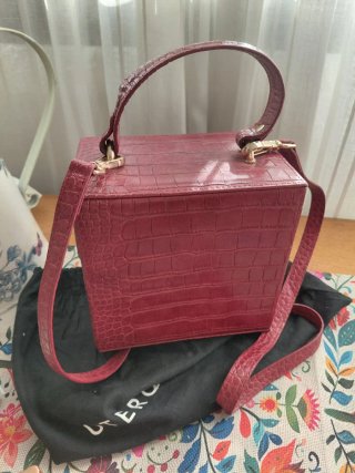 Elegante bolso rojo con detalles dorados