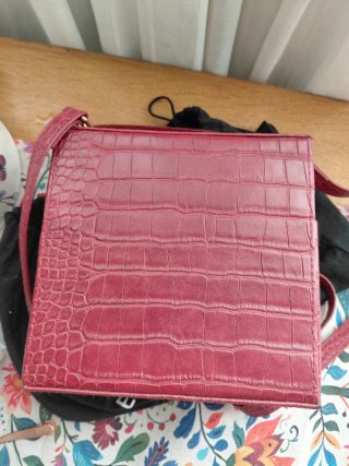 Elegante bolso rojo con detalles dorados