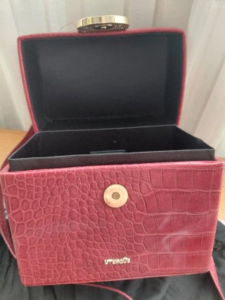 Elegante bolso rojo con detalles dorados