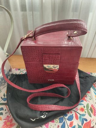 Elegante bolso rojo con detalles dorados