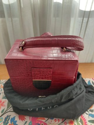 Elegante bolso rojo con detalles dorados