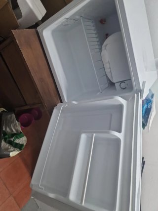 Nevera pequeña blanca