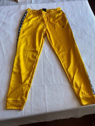 Pantalón chándal Nike amarillo