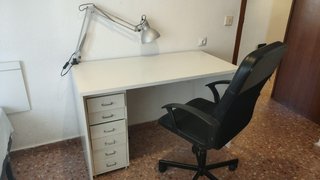 Escritorio IKEA Blanco con Cajonera Negra