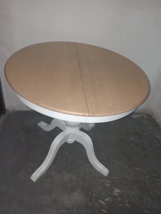 Mesa redonda de madera