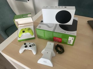 Xbox Series S 512GB + Mando + Base de carga.