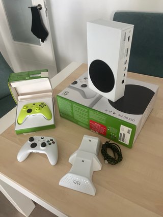 Xbox Series S 512GB + Mando + Base de carga.