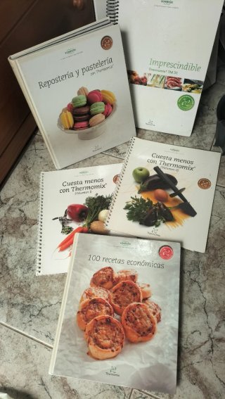 Thermomix con Varoma y con libro de recetas