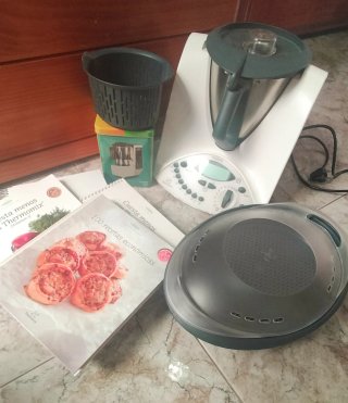 Thermomix con Varoma y con libro de recetas