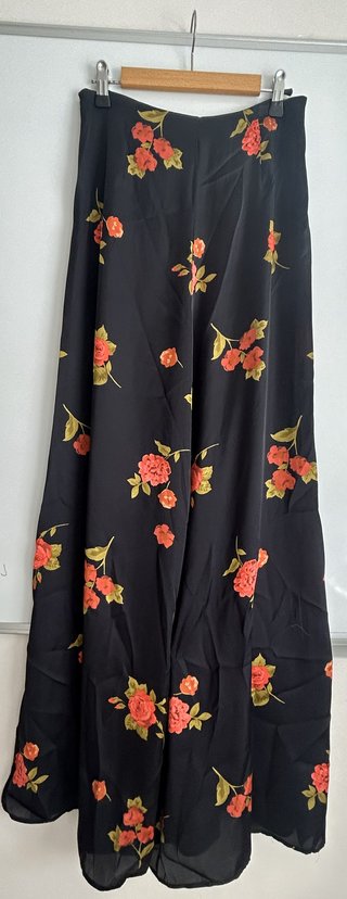 Pantalón Zara floral negro y rojo