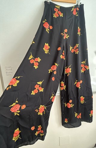 Pantalón Zara floral negro y rojo