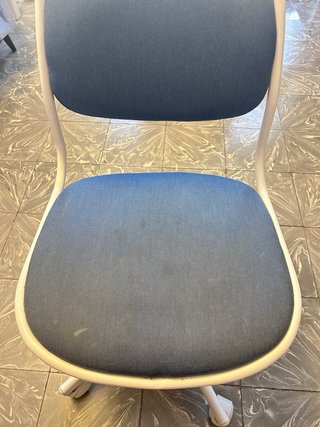 Silla de oficina Ikea azul y blanca