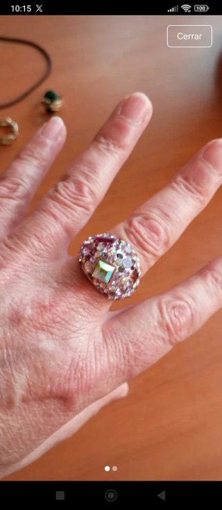 Anillo llamativo con piedras multicolor