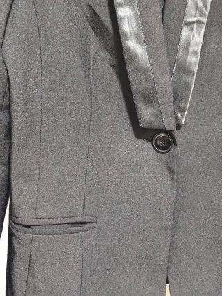 Blazer negro con solapa satinada