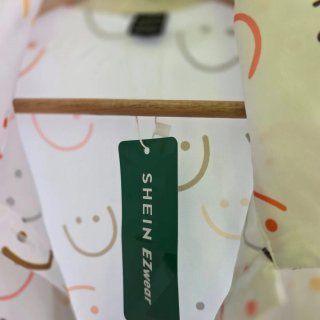 Blusa blanca corta con caritas multicolor T.38