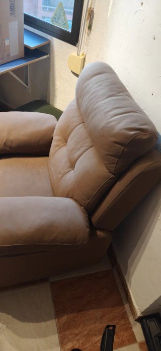 Sillón orejero beige y marrón