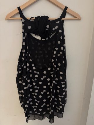 Blusa negra con lunares blancos