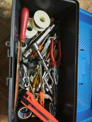 Caja de herramientas con herramientas