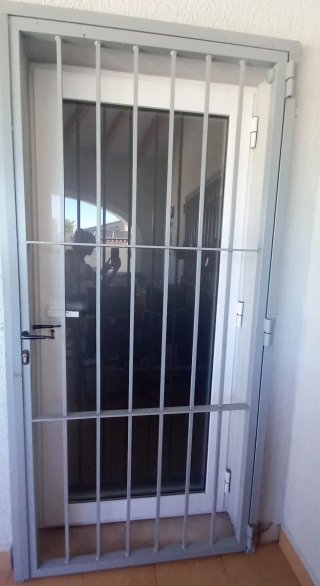 Reja de seguridad para puerta