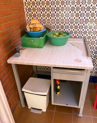 Mesa de terraza metálica gris y blanca