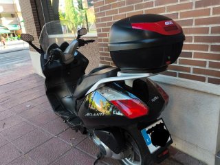 Aprilia Atlantic 125cc Maxi-Scooter Negra